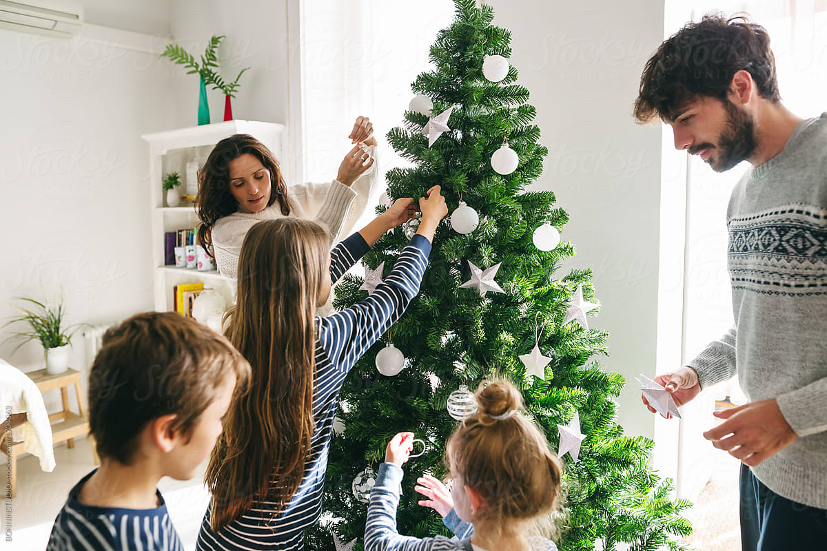 How to Decorate for Christmas with the Family