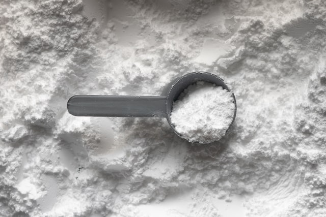 A spoon of Electrolyte Powder was scooped.