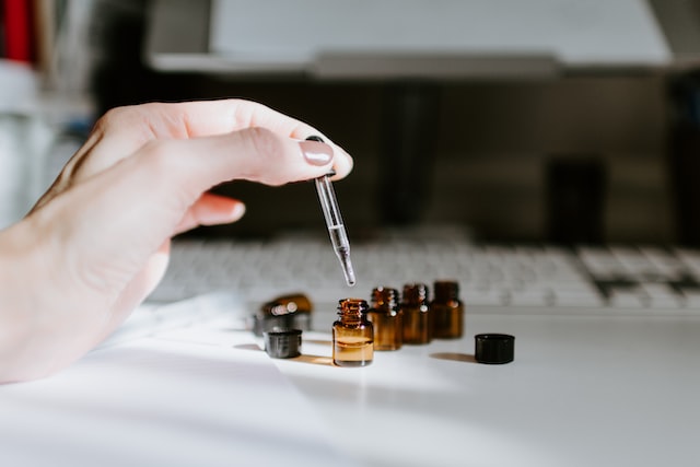 A woman filling fluids for IV therapy .