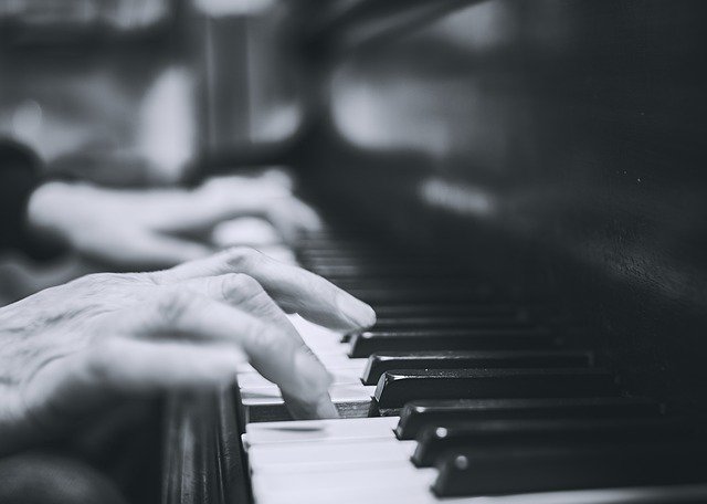 piano g7356d1f63 640 A man playing a piano.