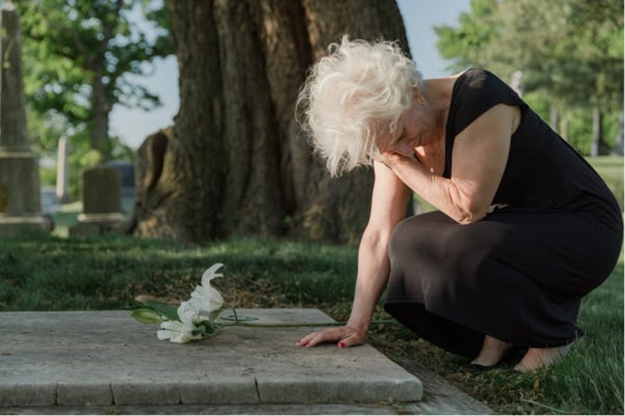 A woman weeping on someone's death.