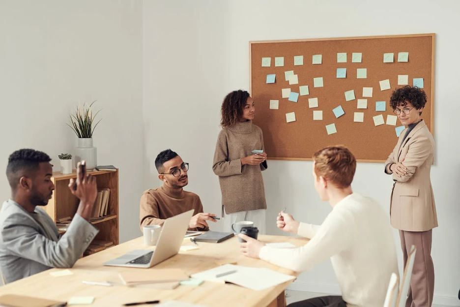 A group of employees discussing about business.