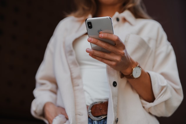 Woman holding a smart phone.